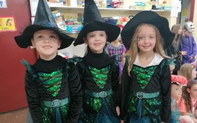 Ag gléasadh suas do Oíche Shamhna sa scoil.
