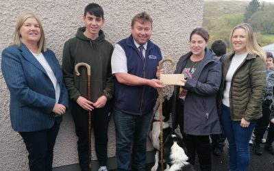 Bronnadh airgid do Cumann na dTuismitheoir ó Triail Madraí Caorach Mhúcrós.